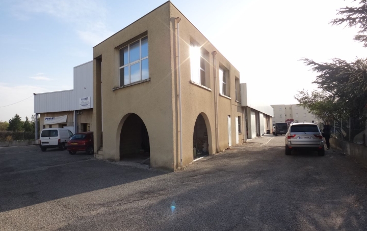 Local commercial PONT-SAINT-ESPRIT (30130)  1 275 m2 393 000 € 