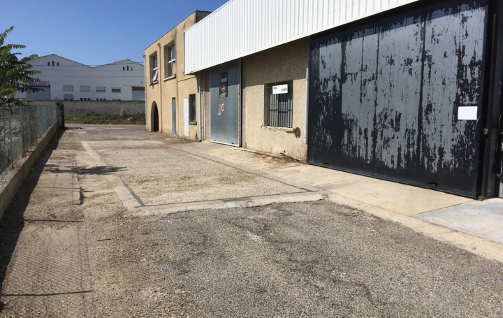 Local commercial PONT-SAINT-ESPRIT (30130)  1 275 m2 393 000 € 