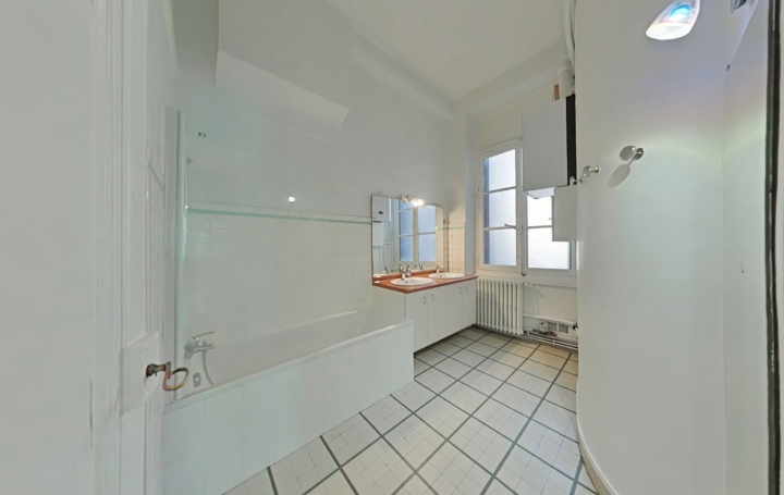 4 Pièces LYON (69002)  120 m2 1 800 € 