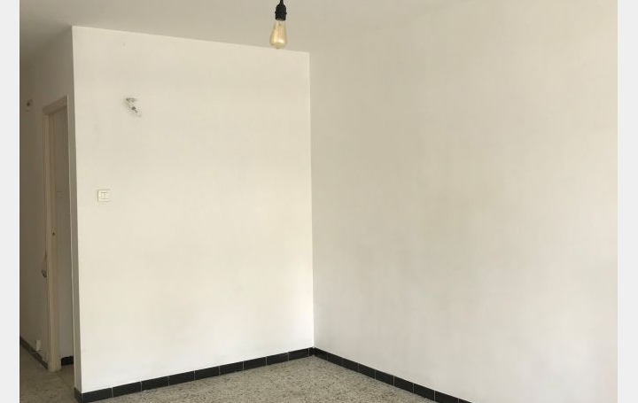 3 Pièces NIMES (30900)  66 m2 708 € 