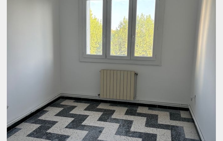 Studio NIMES (30900)  67 m2 732 € 