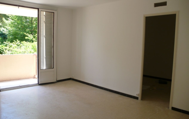 3 Pièces NIMES (30900)  53 m2 619 € 