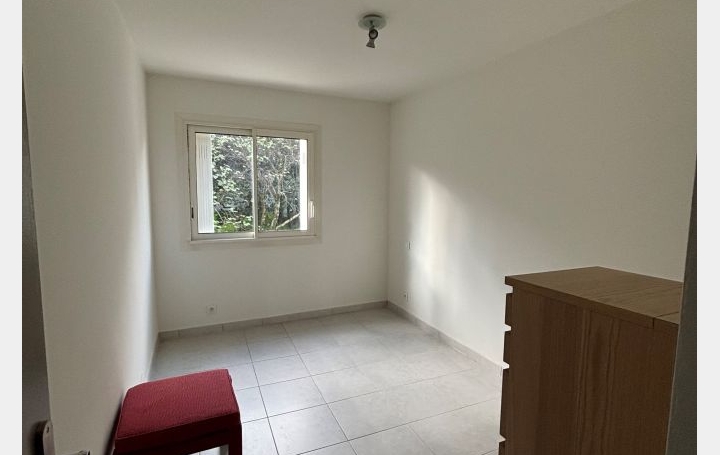 3 Pièces NIMES (30900)  64 m2 1 080 € 