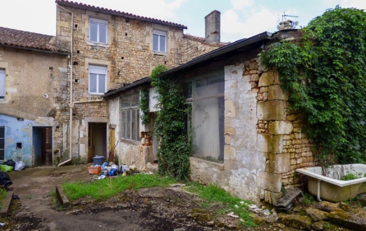 Local commercial SAUZE-VAUSSAIS (79190)  274 m2 66 480 € 