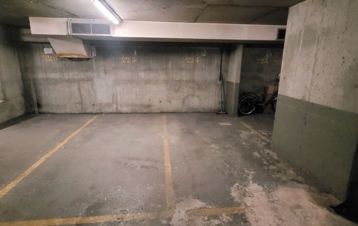 Garage / Parking PARIS (75016) 17 m<sup>2</sup> 60 000 € 