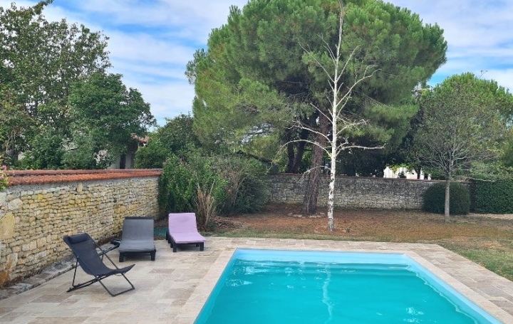 Domaine LA ROCHELLE (17000)  281 m2 832 000 € 