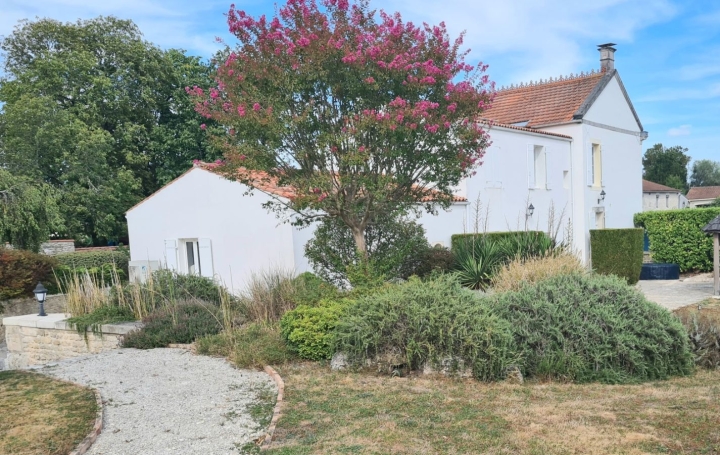 Domaine LA ROCHELLE (17000)  281 m2 832 000 € 