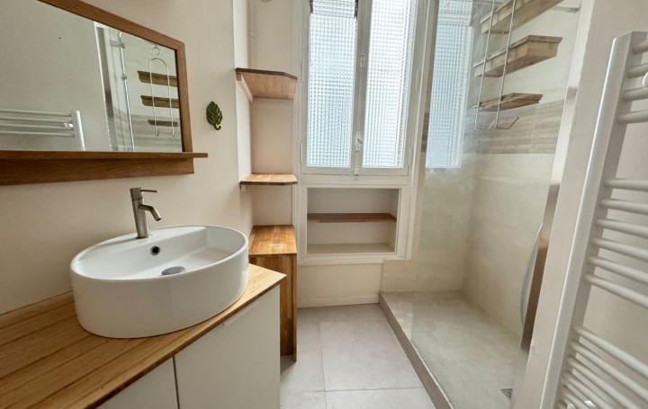 3 Pièces PARIS (75005)  66 m2 2 300 € 