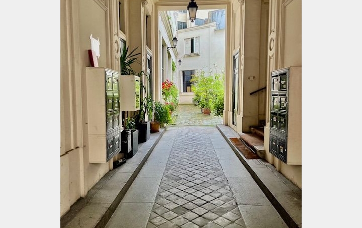 8 Pièces PARIS (75010)  192 m2 1 870 000 € 