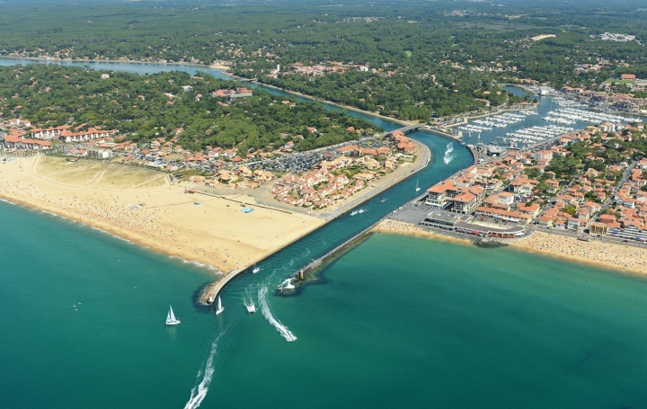 Activité commerciale CAPBRETON (40130)  120 m2 328 800 € 