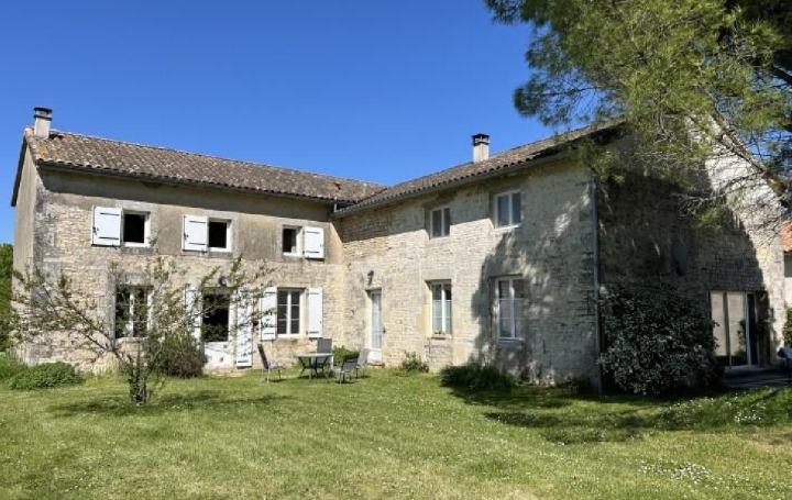 Maison RUFFEC (16700)  302 m2 336 000 € 