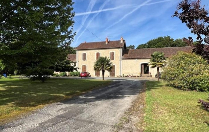 Maison VERTEUIL-SUR-CHARENTE (16510)  220 m2 326 300 € 