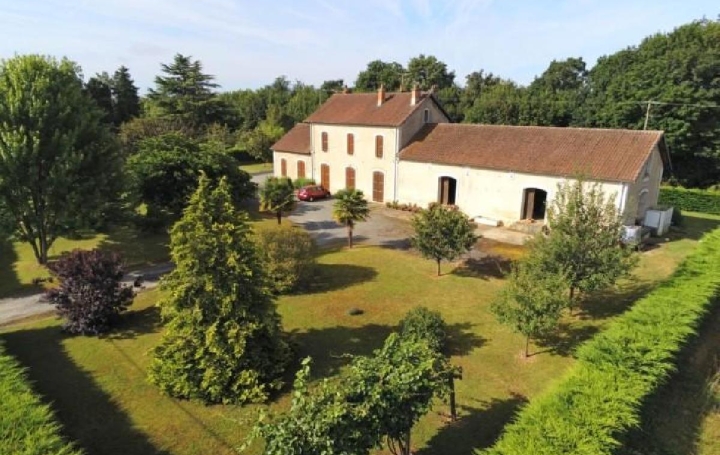 Maison VERTEUIL-SUR-CHARENTE (16510)  220 m2 326 300 € 