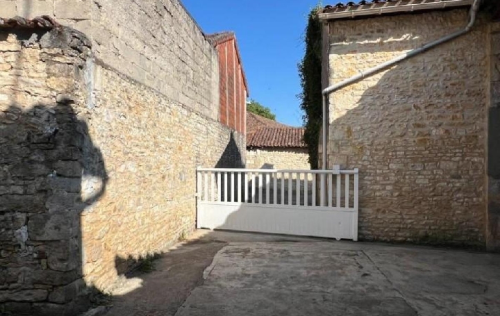 Maison CHAMPAGNE-MOUTON (16350)  154 m2 86 000 € 