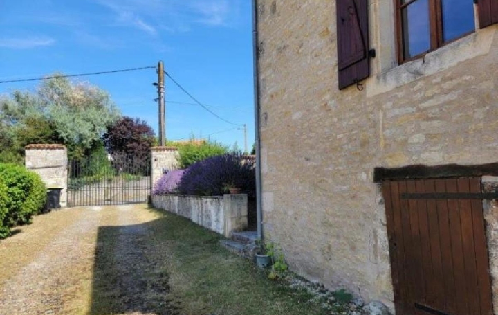 Maison RUFFEC (16700)  177 m2 233 200 € 