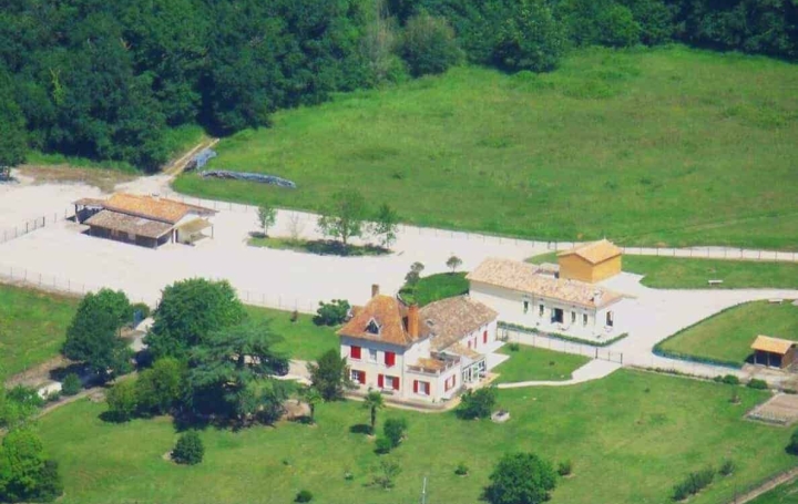 Propriété LA ROCHE-CHALAIS (24490)  385 m2 2 100 000 € 