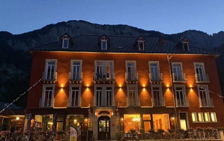 Local commercial LE BOURG-D'OISANS (38520)  1 500 m2 2 595 000 € 