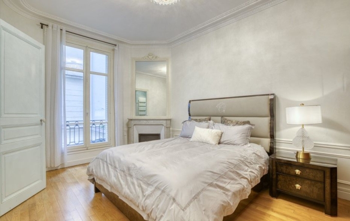 3 Pièces PARIS (75007)  113 m2 4 000 € 